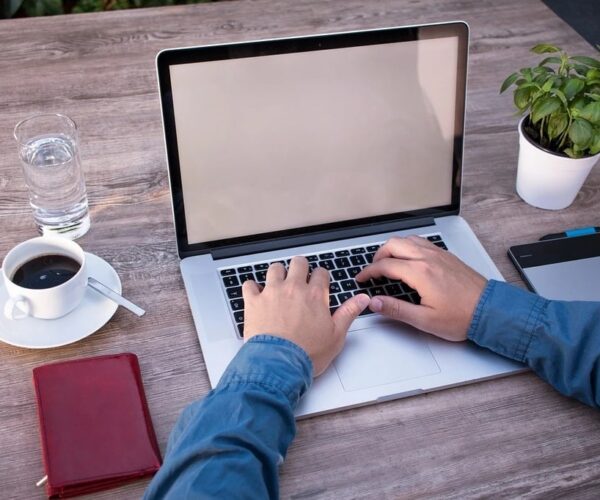 Les risques liés à l&rsquo;utilisation des intelligences artificielles gratuites